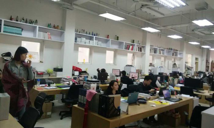 搬家师傅们给公司搬迁作业的一天